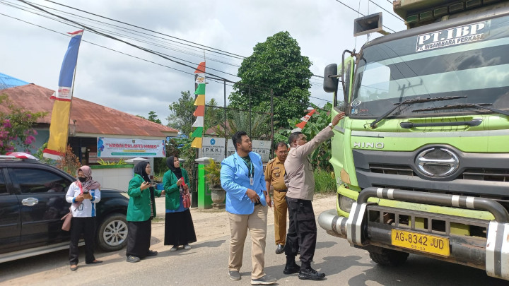 Kegiatan Pembagian Bendera Di kelurahan Bantuas bersama Babinsa, Mahasiswa KKN UINSI dan STIKSAM