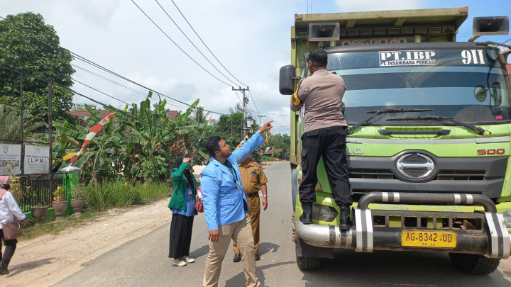 Kegiatan Pembagian Bendera Di kelurahan Bantuas bersama Babinsa, Mahasiswa KKN UINSI dan STIKSAM