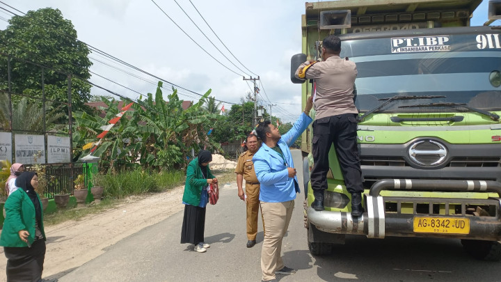 Kegiatan Pembagian Bendera Di kelurahan Bantuas bersama Babinsa, Mahasiswa KKN UINSI dan STIKSAM