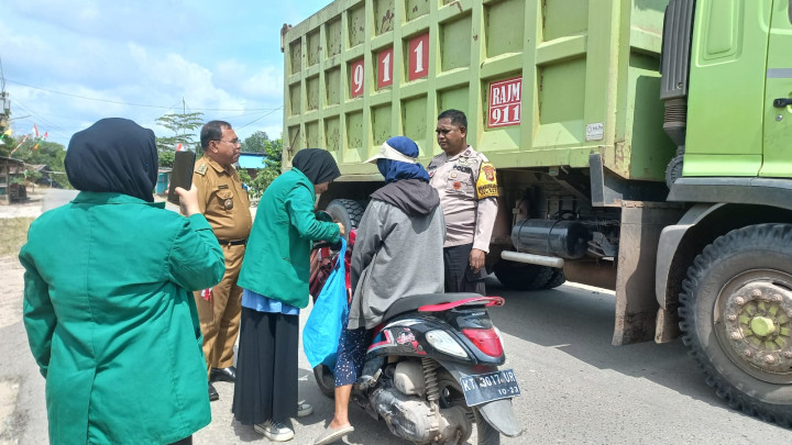 Kegiatan Pembagian Bendera Di kelurahan Bantuas bersama Babinsa, Mahasiswa KKN UINSI dan STIKSAM