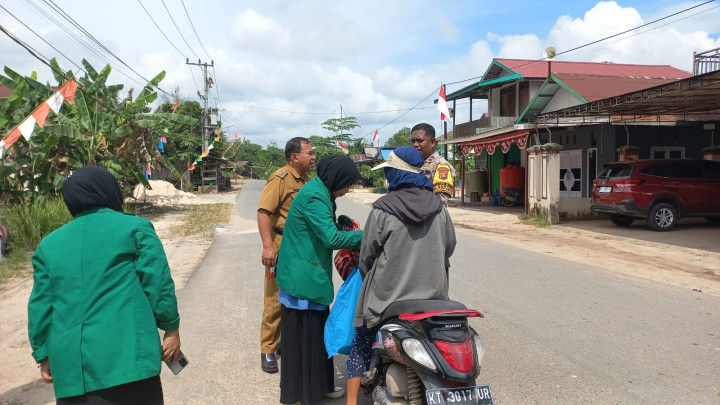 Kegiatan Pembagian Bendera Di kelurahan Bantuas bersama Babinsa, Mahasiswa KKN UINSI dan STIKSAM