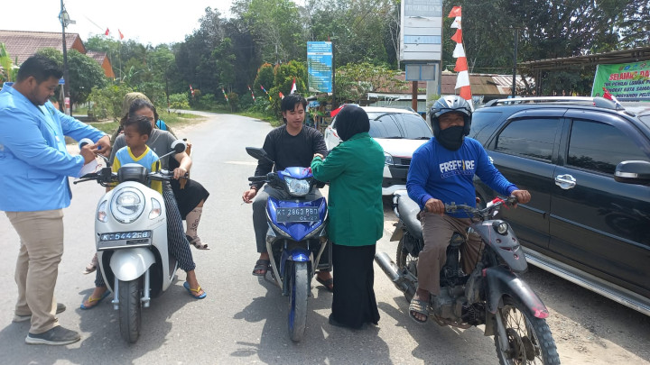Kegiatan Pembagian Bendera Di kelurahan Bantuas bersama Babinsa, Mahasiswa KKN UINSI dan STIKSAM