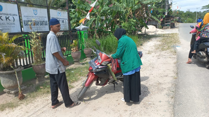 Kegiatan Pembagian Bendera Di kelurahan Bantuas bersama Babinsa, Mahasiswa KKN UINSI dan STIKSAM