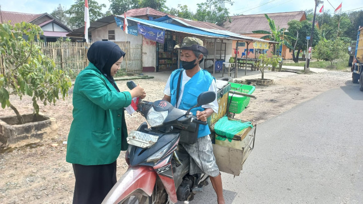 Kegiatan Pembagian Bendera Di kelurahan Bantuas bersama Babinsa, Mahasiswa KKN UINSI dan STIKSAM