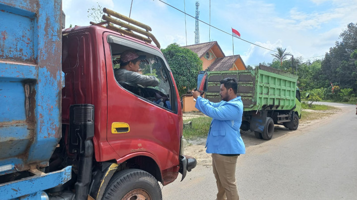 Kegiatan Pembagian Bendera Di kelurahan Bantuas bersama Babinsa, Mahasiswa KKN UINSI dan STIKSAM