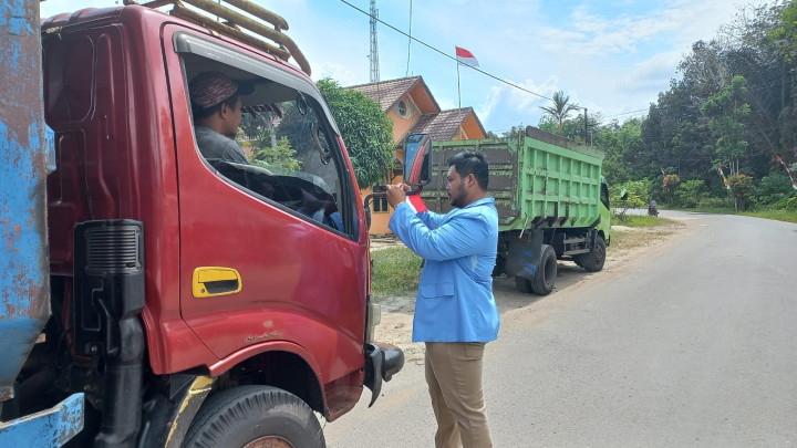 Kegiatan Pembagian Bendera Di kelurahan Bantuas bersama Babinsa, Mahasiswa KKN UINSI dan STIKSAM