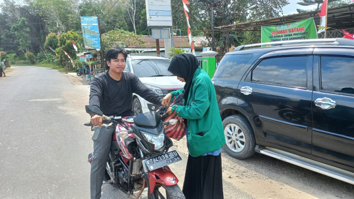 Kegiatan Pembagian Bendera Di kelurahan Bantuas bersama Babinsa, Mahasiswa KKN UINSI dan STIKSAM