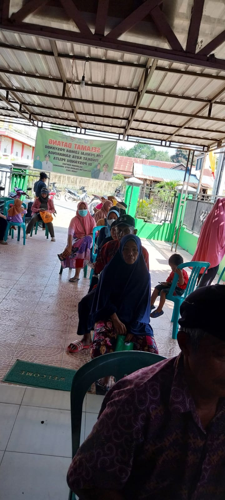 Pembagian Beras Bulog di Kelurahan Bantuas Kepada Warga. (Ka.Si Kesra)