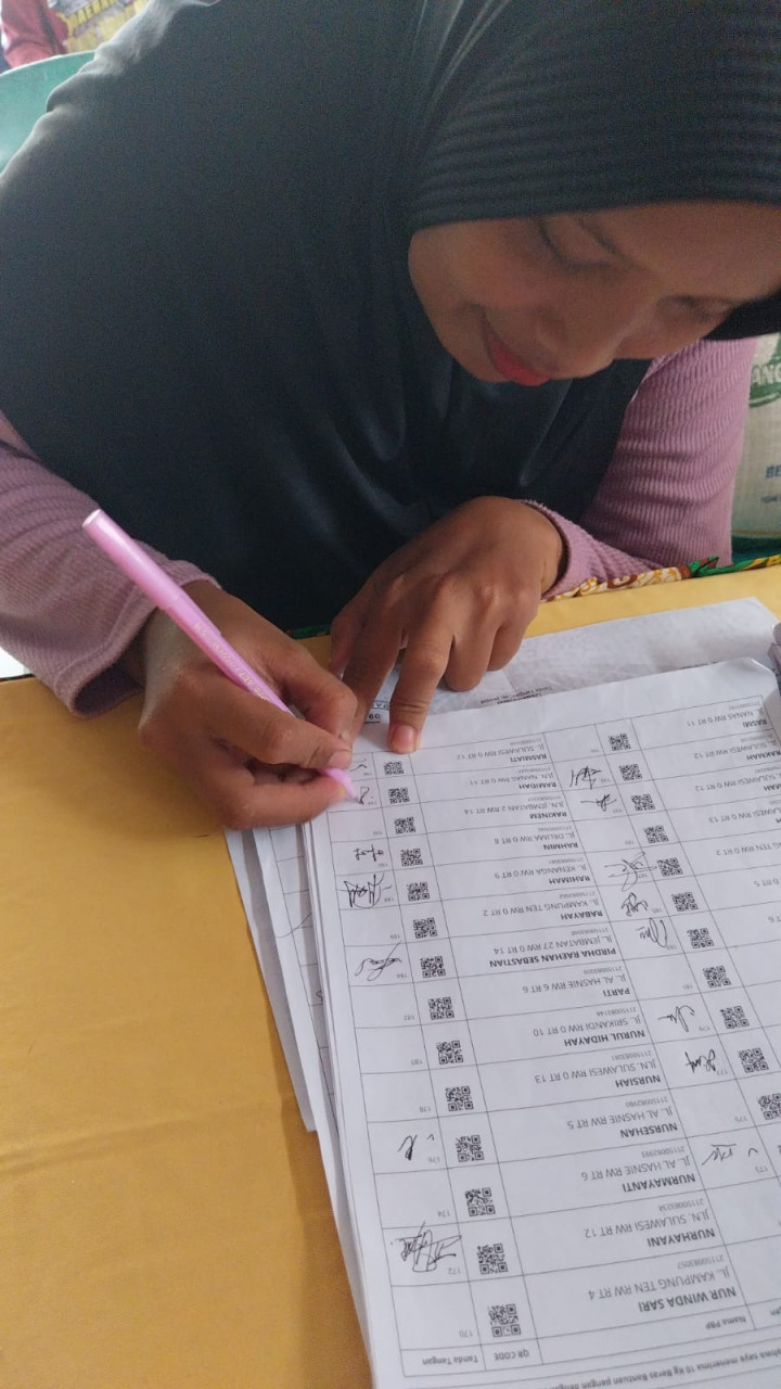 Pembagian Beras Bulog di Kelurahan Bantuas Kepada Warga. (Ka.Si Kesra)