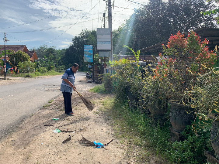 Kegiatan Gotong Royong yang diadakan pada Tanggal 10 Mei 2023 di Area Kantor Lurah Bantuas yang Dilakukan Oleh Bpk. Lurah Bantuas Beserta Para Staff-staff Kelurahan Bantuas