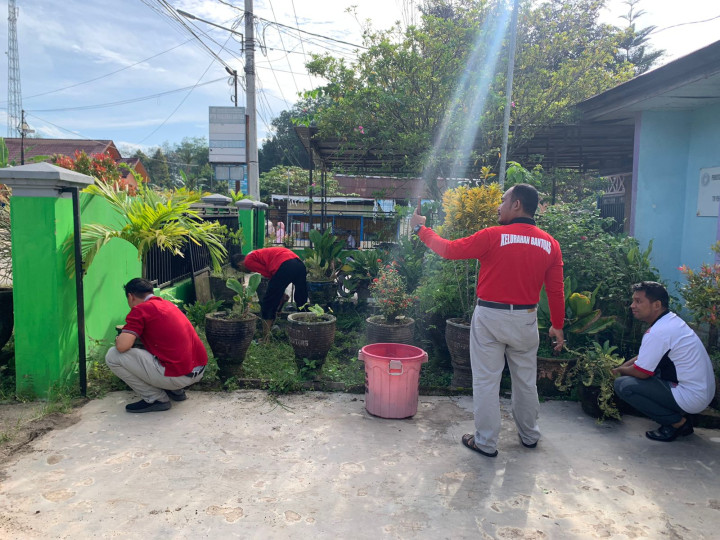 Kegiatan Gotong Royong yang diadakan pada Tanggal 10 Mei 2023 di Area Kantor Lurah Bantuas yang Dilakukan Oleh Bpk. Lurah Bantuas Beserta Para Staff-staff Kelurahan Bantuas