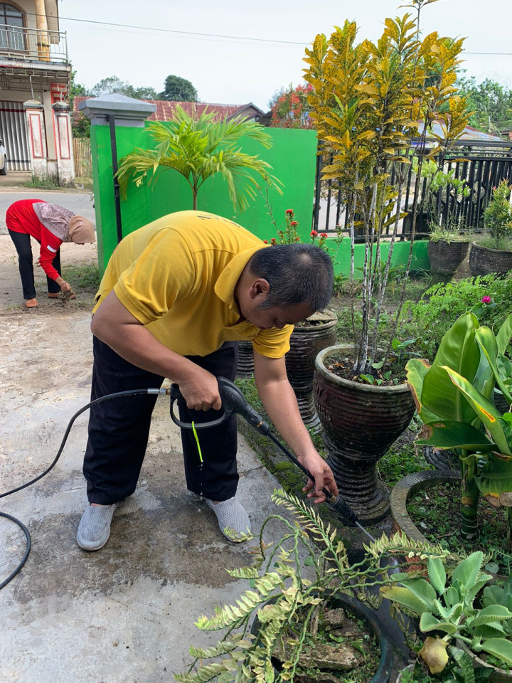 Kegiatan Gotong Royong yang diadakan pada Tanggal 10 Mei 2023 di Area Kantor Lurah Bantuas yang Dilakukan Oleh Bpk. Lurah Bantuas Beserta Para Staff-staff Kelurahan Bantuas