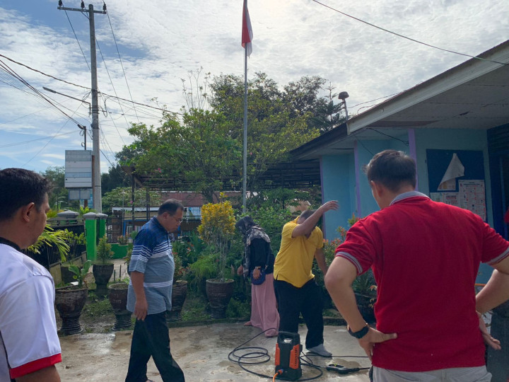 Kegiatan Gotong Royong yang diadakan pada Tanggal 10 Mei 2023 di Area Kantor Lurah Bantuas yang Dilakukan Oleh Bpk. Lurah Bantuas Beserta Para Staff-staff Kelurahan Bantuas