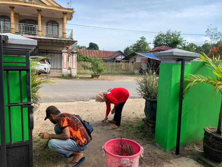 Kegiatan Gotong Royong yang diadakan pada Tanggal 10 Mei 2023 di Area Kantor Lurah Bantuas yang Dilakukan Oleh Bpk. Lurah Bantuas Beserta Para Staff-staff Kelurahan Bantuas