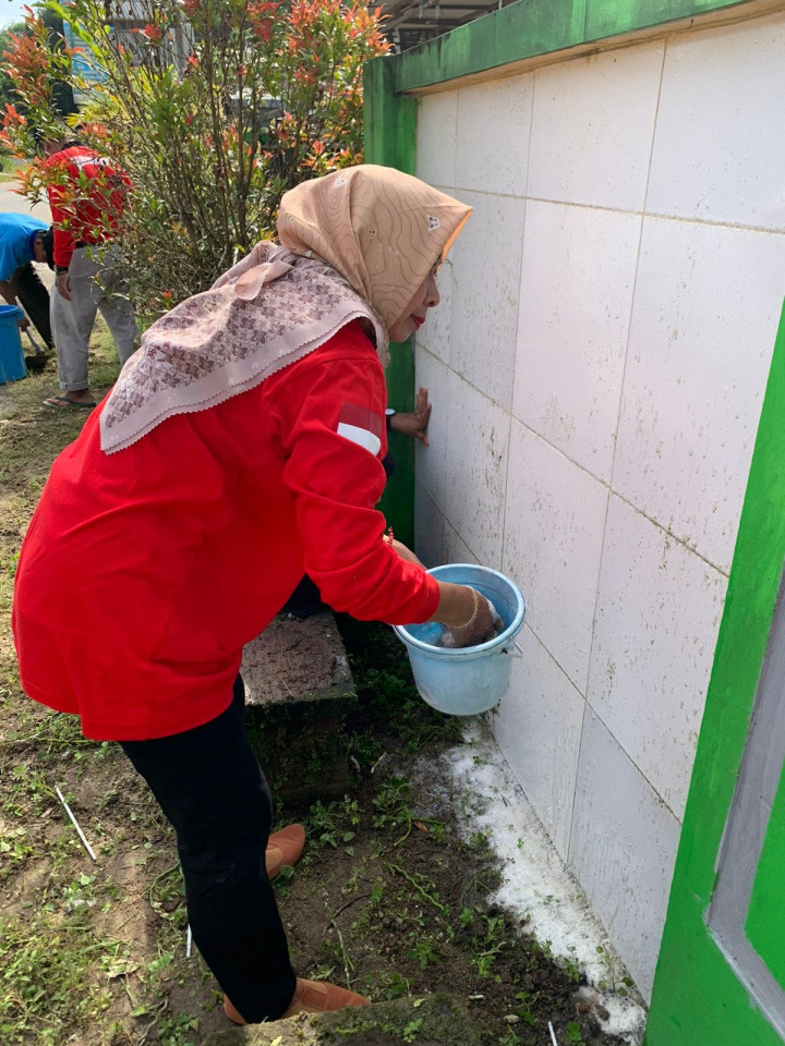 Kegiatan Gotong Royong yang diadakan pada Tanggal 10 Mei 2023 di Area Kantor Lurah Bantuas yang Dilakukan Oleh Bpk. Lurah Bantuas Beserta Para Staff-staff Kelurahan Bantuas