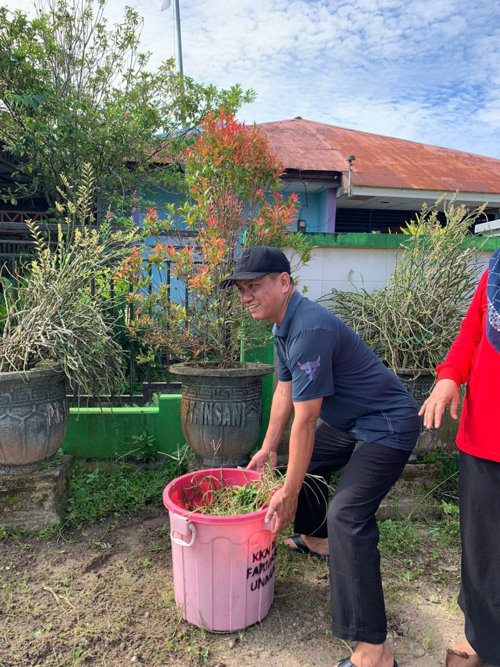 Kegiatan Gotong Royong yang diadakan pada Tanggal 10 Mei 2023 di Area Kantor Lurah Bantuas yang Dilakukan Oleh Bpk. Lurah Bantuas Beserta Para Staff-staff Kelurahan Bantuas