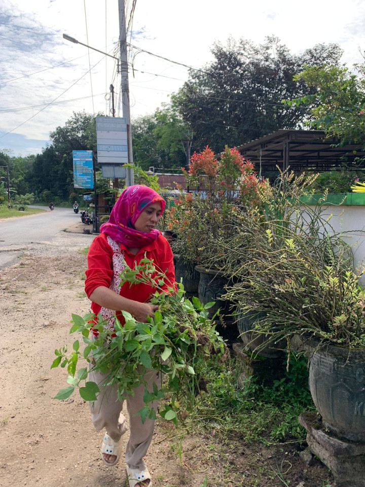 Kegiatan Gotong Royong yang diadakan pada Tanggal 10 Mei 2023 di Area Kantor Lurah Bantuas yang Dilakukan Oleh Bpk. Lurah Bantuas Beserta Para Staff-staff Kelurahan Bantuas