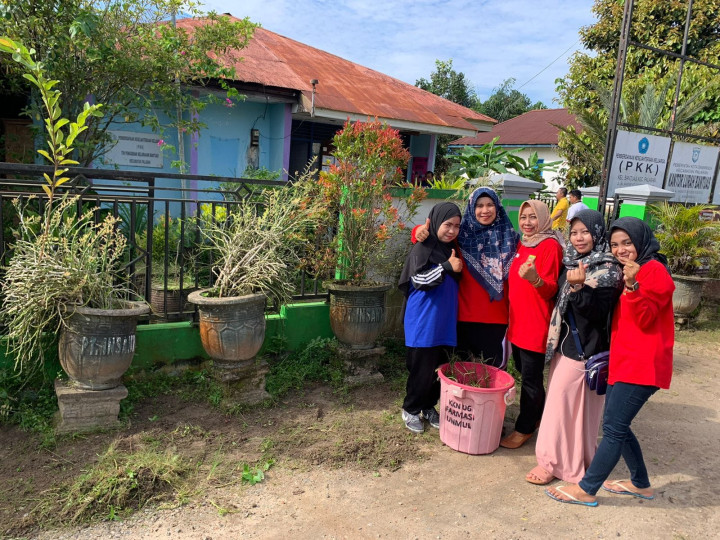 Kegiatan Gotong Royong yang diadakan pada Tanggal 10 Mei 2023 di Area Kantor Lurah Bantuas yang Dilakukan Oleh Bpk. Lurah Bantuas Beserta Para Staff-staff Kelurahan Bantuas