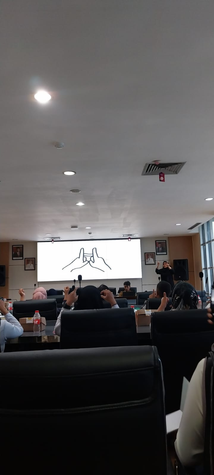(BKPSDM) Kota Samarinda Mengadakan Pelatihan Bahasa Isyarat yang diikuti oleh petugas pelayanan yang ada di Kelurahan, Kecamatan, Disdukcapil, dan DPMPTSP.