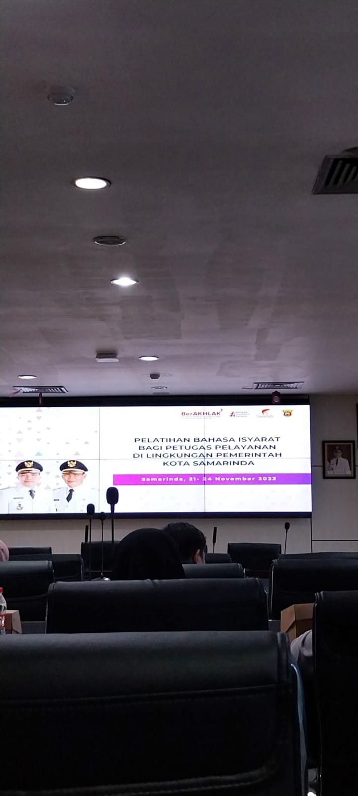 (BKPSDM) Kota Samarinda Mengadakan Pelatihan Bahasa Isyarat yang diikuti oleh petugas pelayanan yang ada di Kelurahan, Kecamatan, Disdukcapil, dan DPMPTSP.