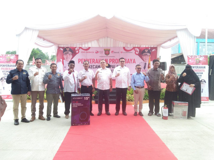 Pelaksanaan Pembagian Bantuan pada Kegiatan Probebaya Kecamatan Palaran Tahun 2023 oleh Bapak Walikota Samarinda.
