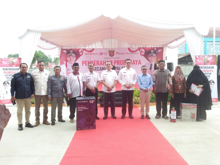 Pelaksanaan Pembagian Bantuan pada Kegiatan Probebaya Kecamatan Palaran Tahun 2023 oleh Bapak Walikota Samarinda.