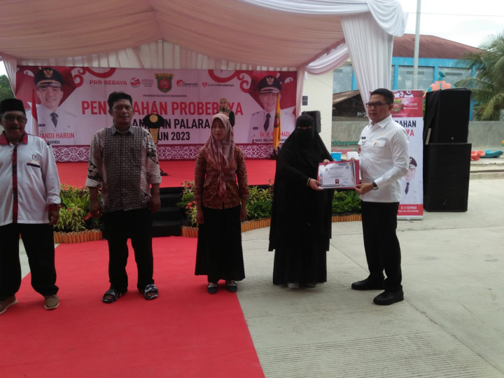 Pelaksanaan Pembagian Bantuan pada Kegiatan Probebaya Kecamatan Palaran Tahun 2023 oleh Bapak Walikota Samarinda.