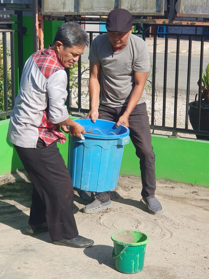 Kegiatan Gotong Royong Membersihkan Halaman Sekitar Kantor Kelurahan Bantuas Oleh semua Pegawai Kelurahan Bantuas.
