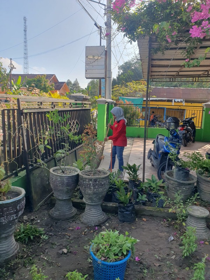 Kegiatan Gotong Royong Membersihkan Halaman Sekitar Kantor Kelurahan Bantuas Oleh semua Pegawai Kelurahan Bantuas.