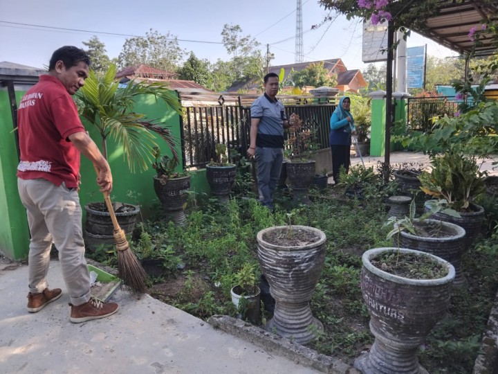 Kegiatan Gotong Royong Membersihkan Halaman Sekitar Kantor Kelurahan Bantuas Oleh semua Pegawai Kelurahan Bantuas.