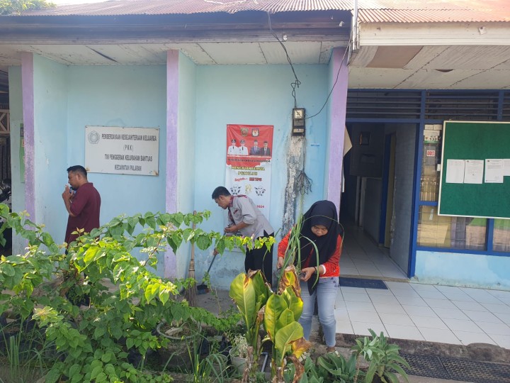 Kegiatan Gotong Royong Membersihkan Halaman Sekitar Kantor Kelurahan Bantuas Oleh semua Pegawai Kelurahan Bantuas.