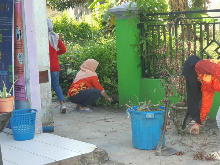 Kegiatan Gotong Royong Membersihkan Halaman Sekitar Kantor Kelurahan Bantuas Oleh semua Pegawai Kelurahan Bantuas.