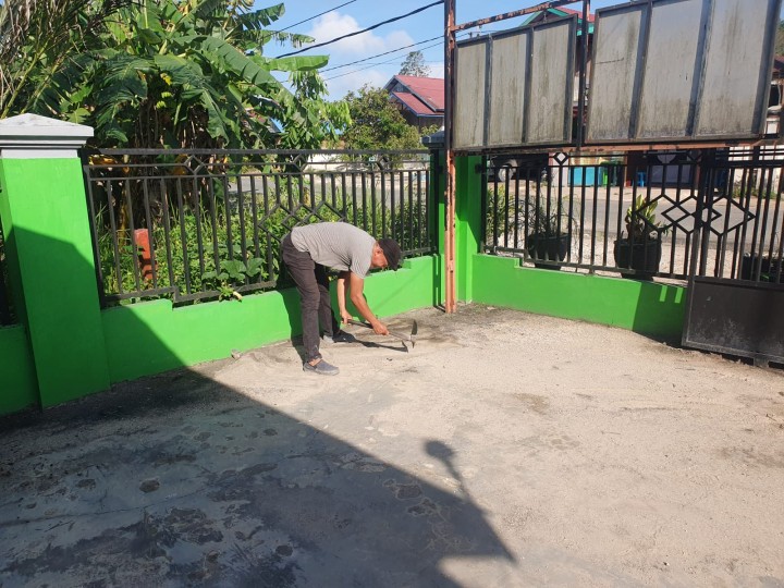 Kegiatan Gotong Royong Membersihkan Halaman Sekitar Kantor Kelurahan Bantuas Oleh semua Pegawai Kelurahan Bantuas.