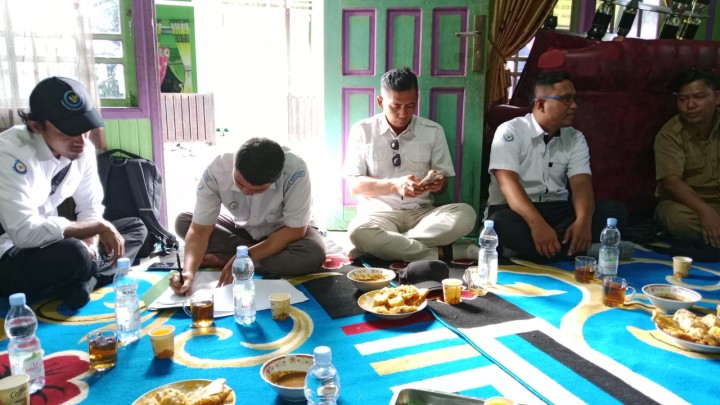 Mendampingi Dirjen Perikanan Tangkap Kementrian Perikanan Dan Kelautan RI di dampingi Dinas Perikanan Kota Samarinda dalam rangka Survey Kampung Nealyan Maju di RT.01 Kel. Bantuas