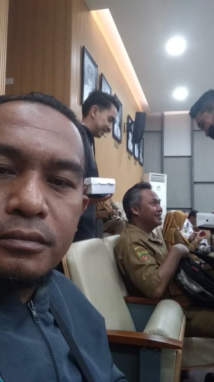 Menghadiri Rapat Koordinasi Evaluasi Layanan Informasi publik