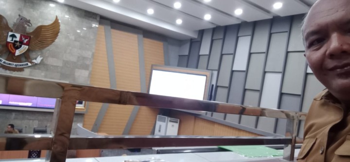 rekor tindak lanjut pendistribusian kartu pekerja rentan kota samarinda. diruang rapat mangkupelas yang dihadiri oleh kasi kersa (SUPANDI,SH).