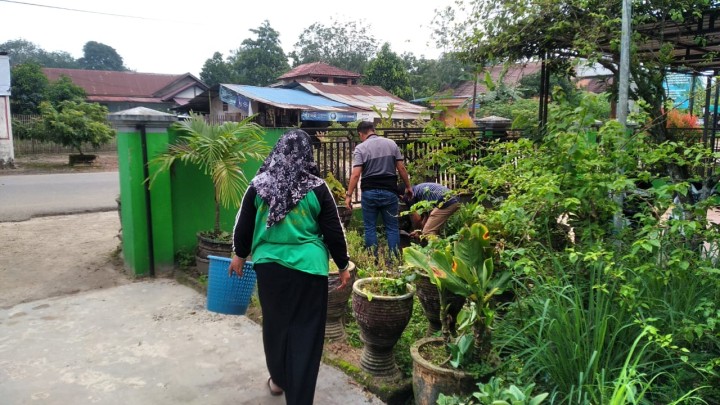 kegiatan gotong royong di halaman kantor kelurahan bantuas