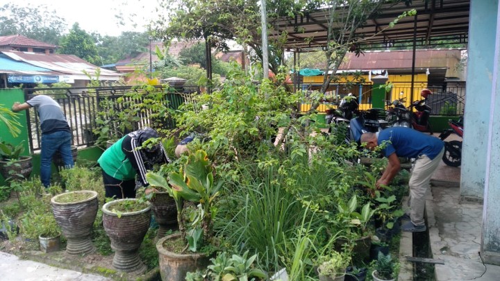 kegiatan gotong royong di halaman kantor kelurahan bantuas