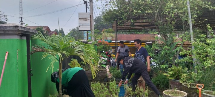 kegiatan gotong royong di halaman kantor kelurahan bantuas