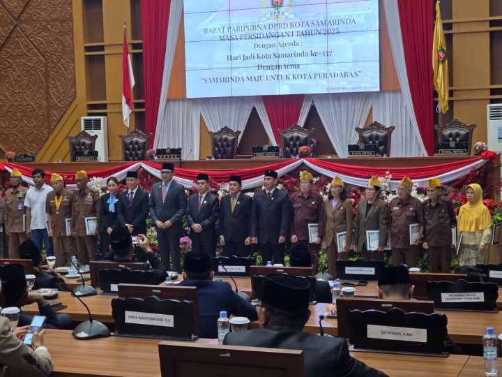 Menghadiri rapat paripurna DPRD Kota Samarinda persidangan I tahun 2025. Perihal: Dengan agenda hari jadi kota Samarinda dengan tema samarinda maju untuk kota peradaban