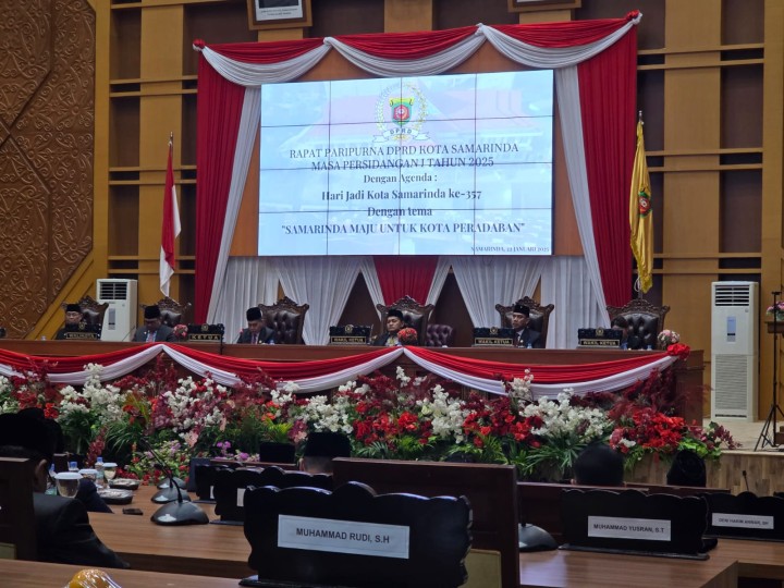 Menghadiri rapat paripurna DPRD Kota Samarinda persidangan I tahun 2025. Perihal: Dengan agenda hari jadi kota Samarinda dengan tema samarinda maju untuk kota peradaban