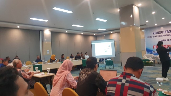 Menghadiri konsultasi publik rencana induk pengembangan dan pemberdayaan masyarakat (RIPPM) tahun 2025-2036