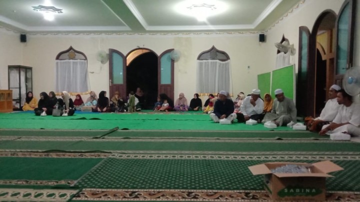 Menghadiri Isra Miraj di langgar Al-Mubaraq Kelurahan Bantuas
