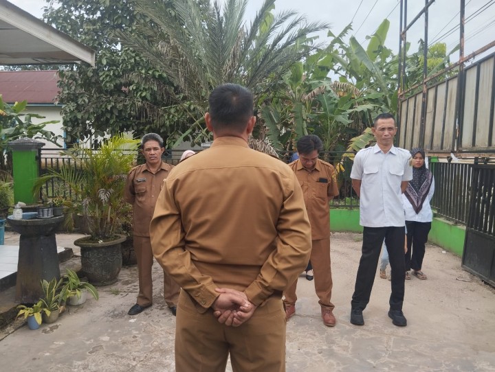 Apel pagi dihalaman kantor Lurah Bantuas, Menyampaikan arahan beberapa kinerja dan pelayanan publik
