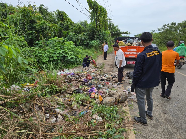 Pembersihan dan Pengangkutan sampah di RT. 014 oleh Dinas DLH Kecamatan Palaran	Tempat: Lokasi RT. 014 Kelurahan Bantuas