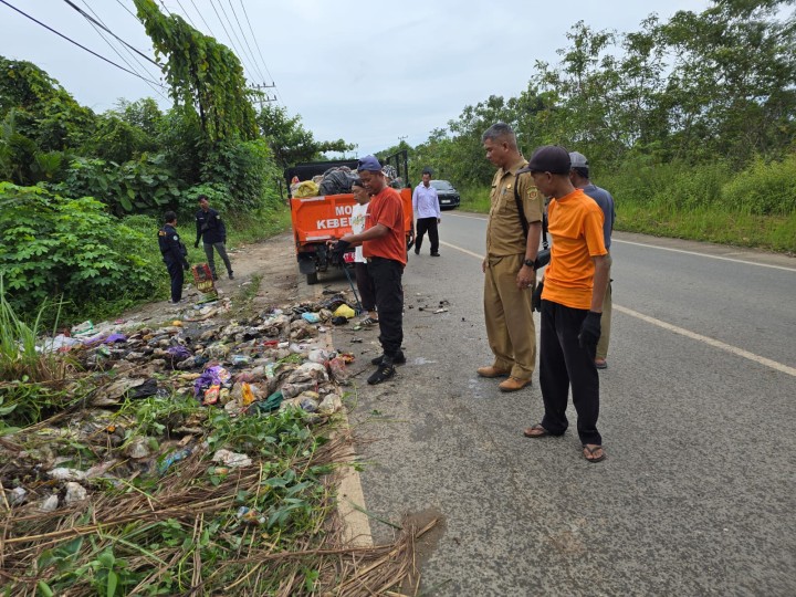 Pembersihan dan Pengangkutan sampah di RT. 014 oleh Dinas DLH Kecamatan Palaran	Tempat: Lokasi RT. 014 Kelurahan Bantuas