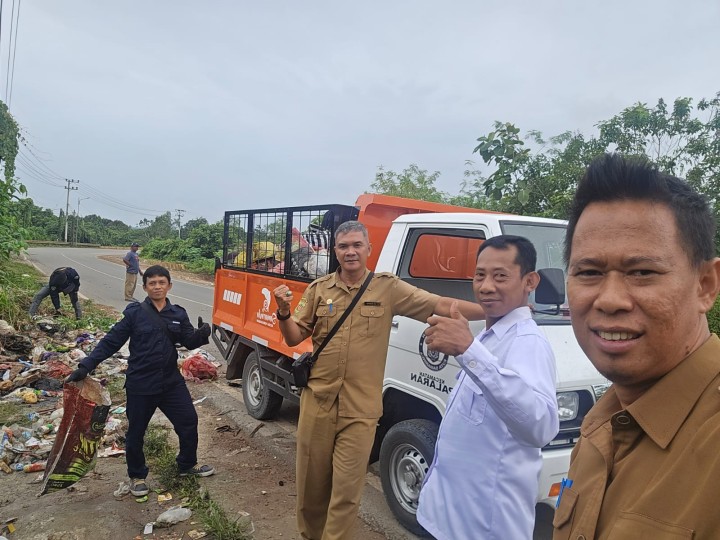 Pembersihan dan Pengangkutan sampah di RT. 014 oleh Dinas DLH Kecamatan Palaran	Tempat: Lokasi RT. 014 Kelurahan Bantuas