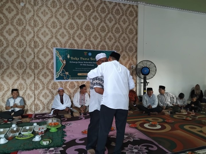 Buka puasa bersama dan tausyiah agama sekaligus pelesahan ( Pindah Tugas ) Sekretaris Kelurahan Bantuas	Tempat: Kedai Street ( Depan Mesjid)