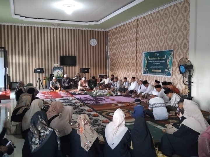 Buka puasa bersama dan tausyiah agama sekaligus pelesahan ( Pindah Tugas ) Sekretaris Kelurahan Bantuas	Tempat: Kedai Street ( Depan Mesjid)