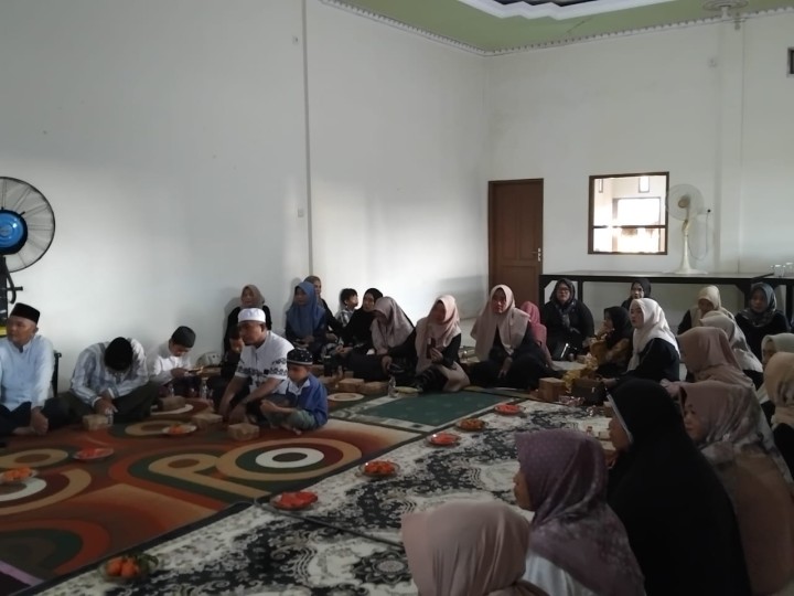 Buka puasa bersama dan tausyiah agama sekaligus pelesahan ( Pindah Tugas ) Sekretaris Kelurahan Bantuas	Tempat: Kedai Street ( Depan Mesjid)